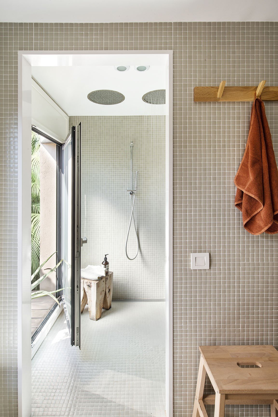 04692676 9EDC 4325 A8ABE0B39315565E