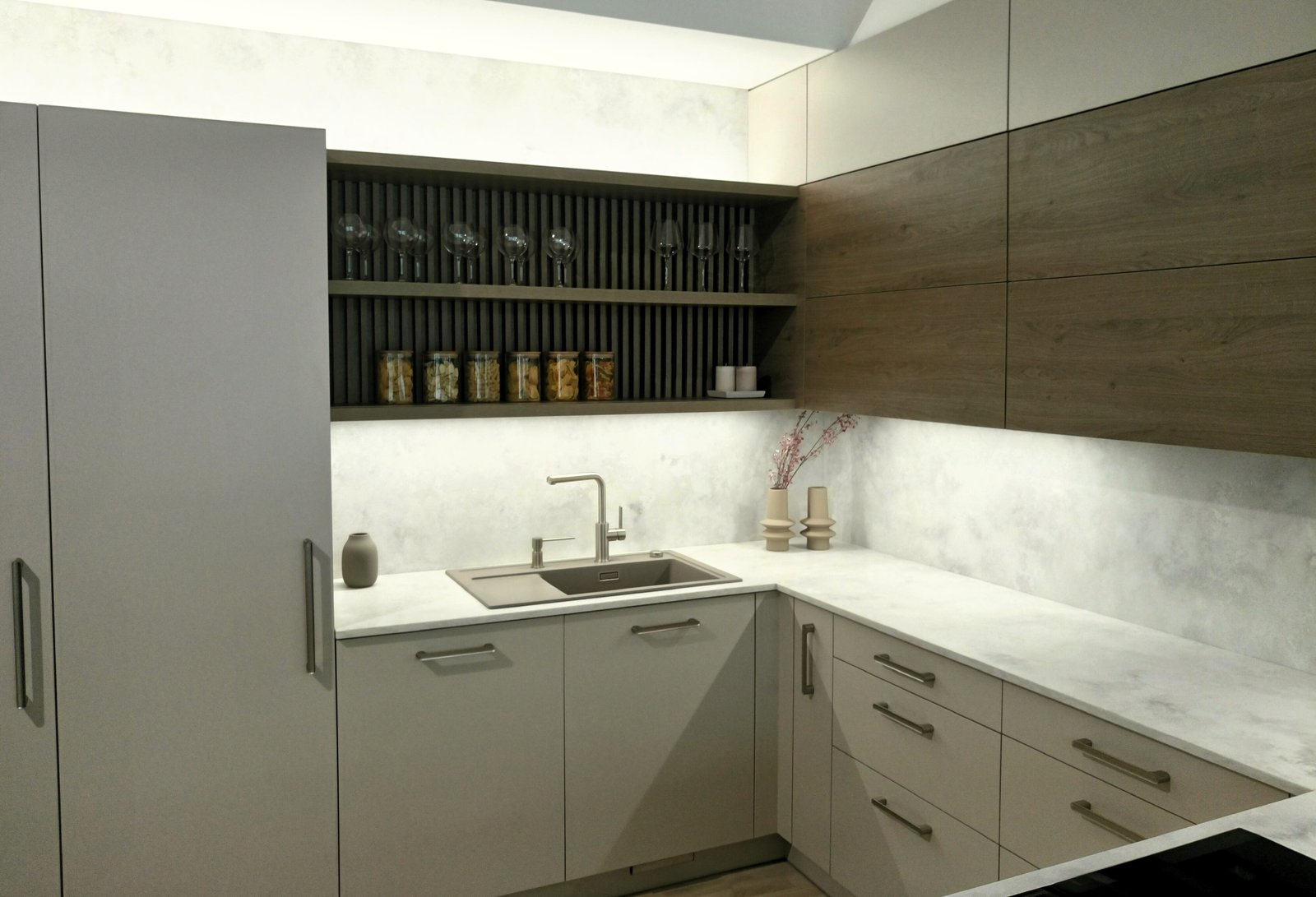 2023_Ambiente Light_Private Residence_Bruno Paul_ALIN Kuchyně_Hradec Králové_Czechia 5 2023 Ambiente Light Private Residence Bruno Paul ALIN Kuchyne Hradec Kralove Czechia 5 scaled