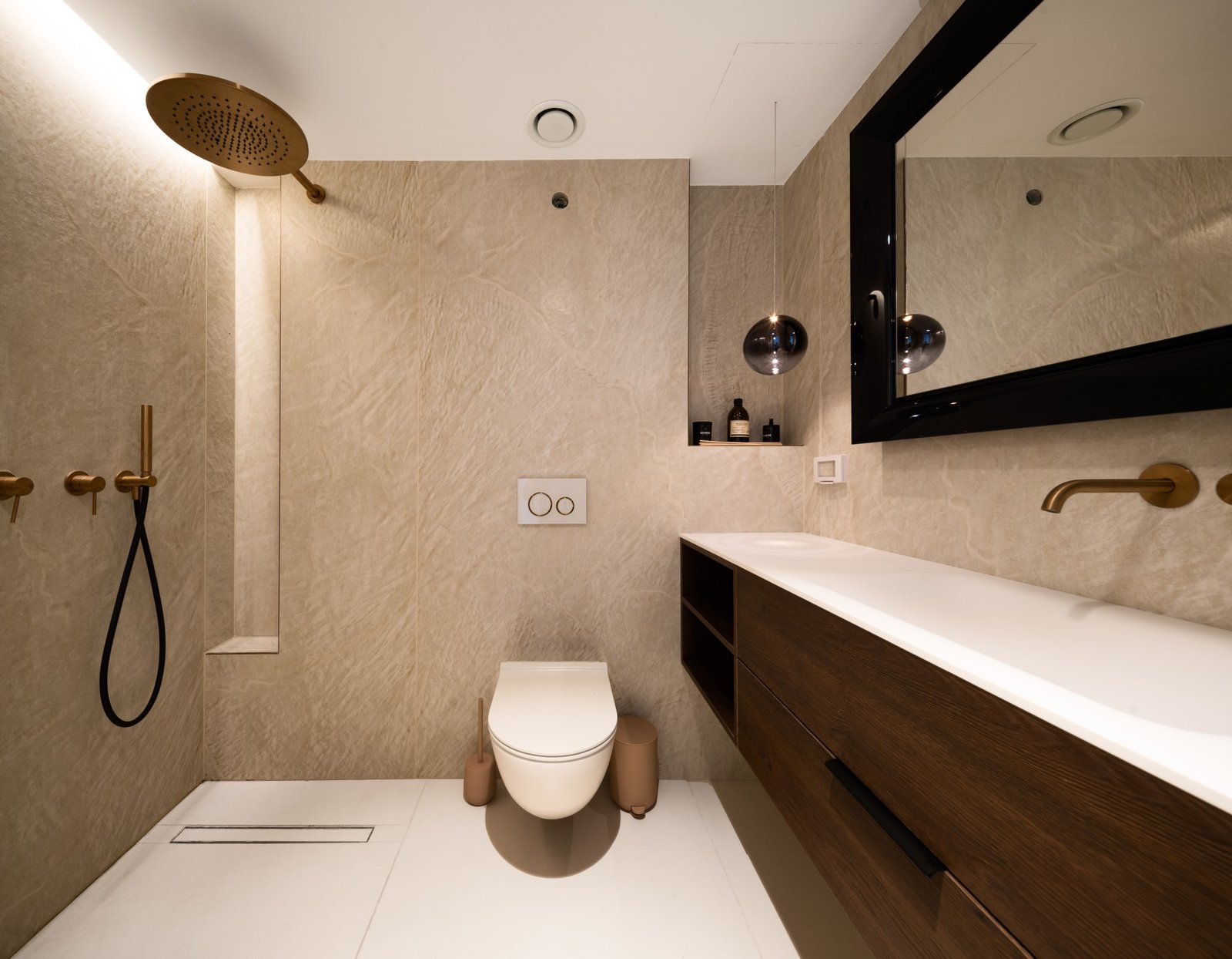 DE4F1523 85DF 4574 A0DE946188BCA05D