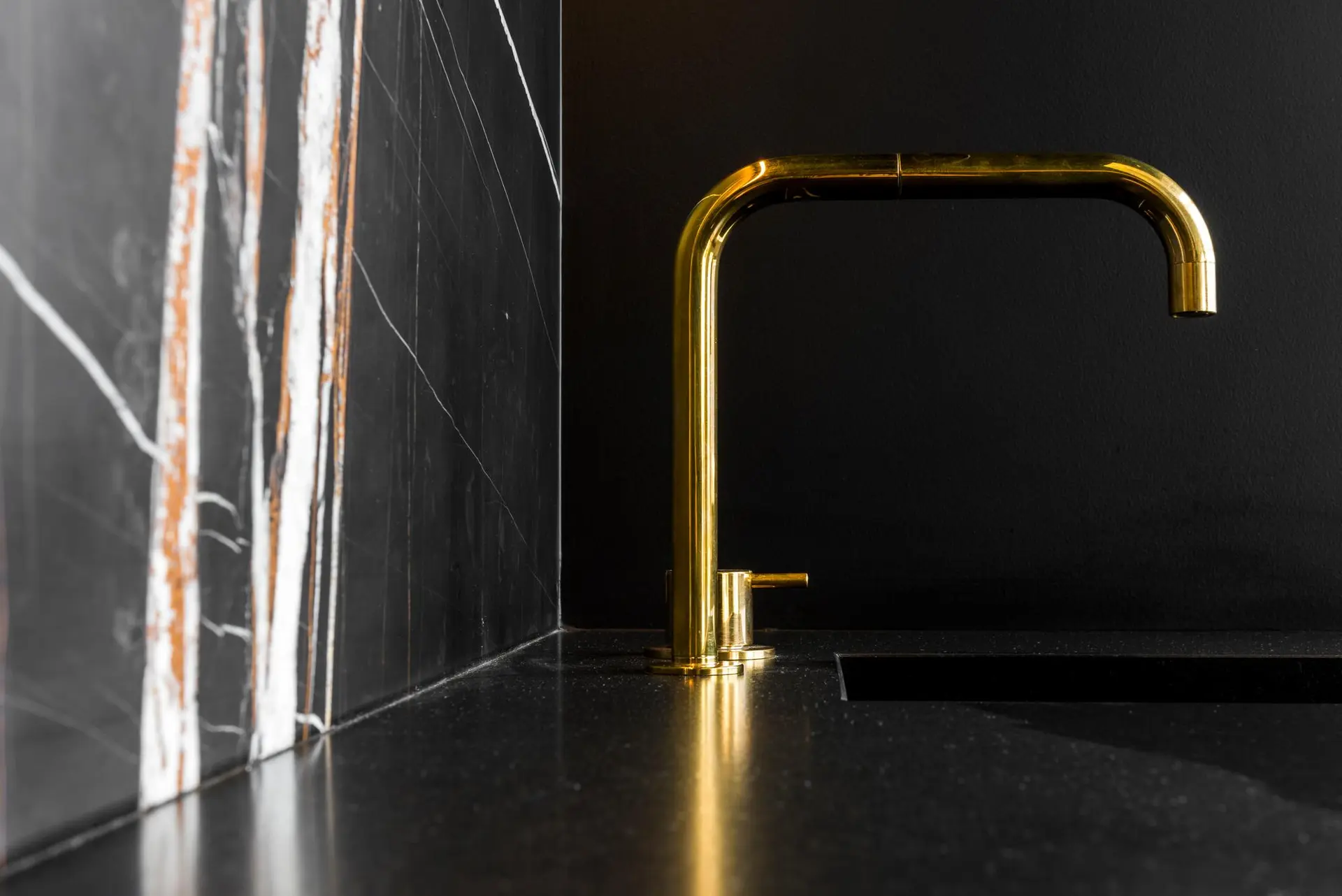 SAHARN house wall281129